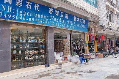云南这个县有个批发市场:招牌上都写着越南文,有的连中文都没写